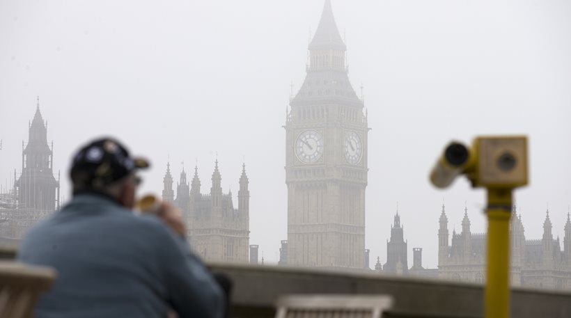 Πυκνή ομίχλη κάλυψε την Βρετανία [φωτο]